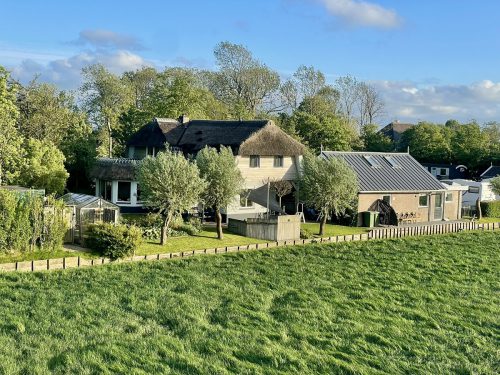 Landhuis vanuit weiland