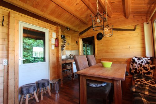 Blokhut kamer-vanuit-deur
